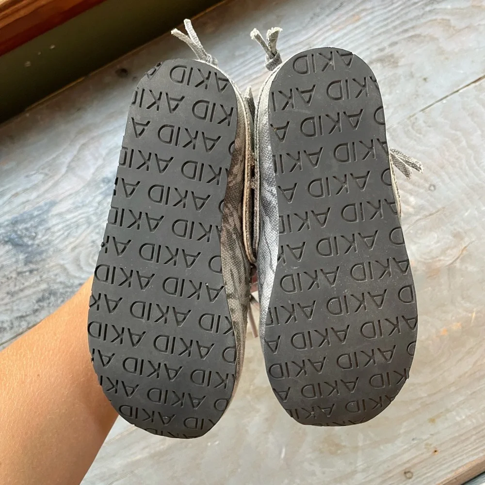 Akid gray camo moccasin shoes | size 10